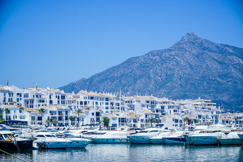 Jachthaven van Puerto Banús met La Concha