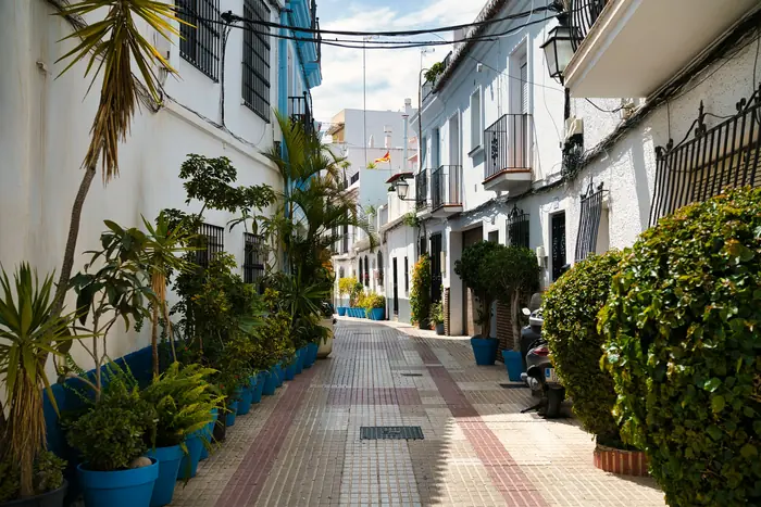 Smalle straat met planten in het oude centrum van Marbella