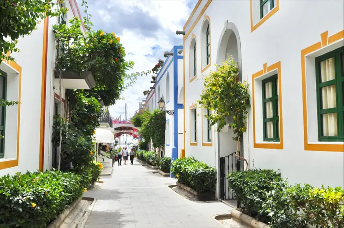 Witte straat met groene luiken